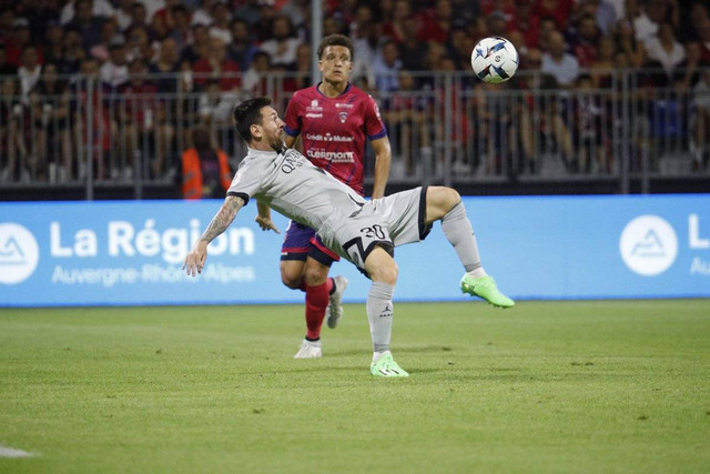 Aksi Lionel Messi saat Paris Saint-Germain (PSG) melibas Clermont Foot 5-0 pada laga pekan perdana Liga Prancis 2022/23 di Stade Gabriel Montpied, Minggu (7/8) dini hari WIB. Foto: Twitter/@PSG_English