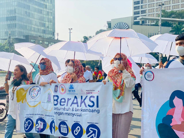 Aksi Pawai Payung Putih AIMI. Foto: Nathasya Elvira/Kumparan