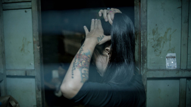 Persiapan Aksi-Karmila Purba sedang menata rambut sebelum beraksi di tong setan. Foto: Jamal Ramadhan/kumparan