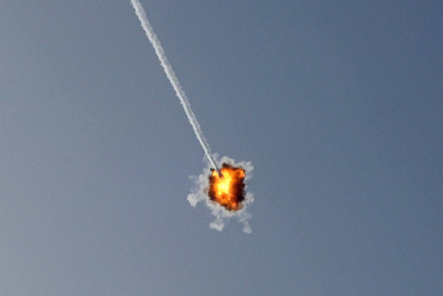 Sistem pertahanan udara Iron Dome Israel mencegat roket yang diluncurkan dari Jalur Gaza, di atas kota Sderot, Israel, Sabtu (6/8/2022). Foto: Jack Guez/AFP