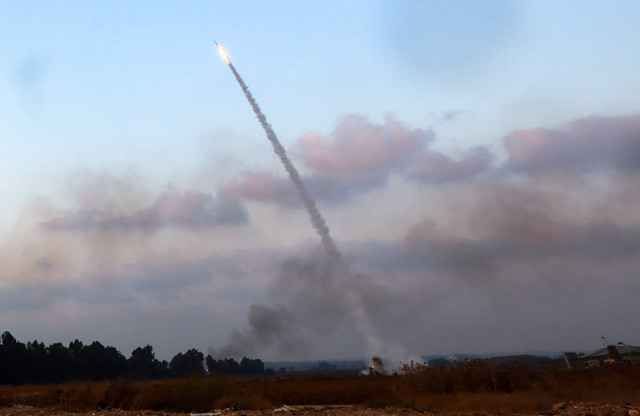 Sistem pertahanan udara Iron Dome Israel mencegat roket yang diluncurkan dari Jalur Gaza, di atas kota Sderot, Israel, Sabtu (6/8/2022). Foto: Jack Guez/AFP