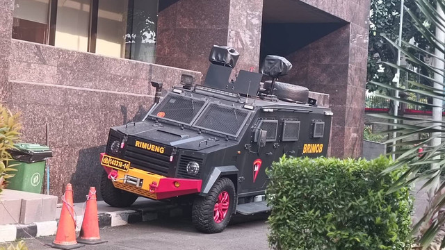 Kendaraan taktis Brimob terparkir di Gedung Mabes Polri, Jakarta, Minggu (7/8/2022). Foto: Zamachsyari/Kumparan