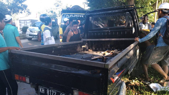 Pengguna jalan yang melintas di Jalan Malijo Pangkalan Bun ikut membantu proses evakuasi mobil pikap yang dikendarai Junaidi. Foto: IST/InfoPBUN