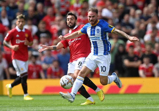 Pemain Brighton & Hove Albion Alexis Mac Allister duel dengan Bruno Fernandes dari Manchester United di Old Trafford, Manchester, Inggris. Foto: Toby Melville/Reuters