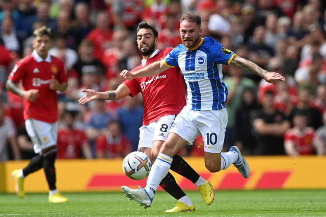 Pemain Manchester United Bruno Fernandes berebut bola dengan pemain Brighton & Hove Albion pada pertandingan Liga Inggris di Old Trafford, Manchester, Inggris. Foto: Toby Melville/REUTERS