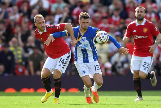 Pemain Manchester United Christian Eriksen berebut bola dengan pemain Brighton & Hove Albion pada pertandingan Liga Inggris di Old Trafford, Manchester, Inggris. Foto: Toby Melville/REUTERS