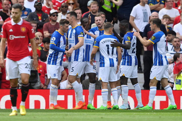 Selebrasi pemain Brighton & Hove Albion usai mencetak gol ke gawang Manchester United pada pertandingan Liga Inggris di Old Trafford, Manchester, Inggris. Foto: Toby Melville/REUTERS