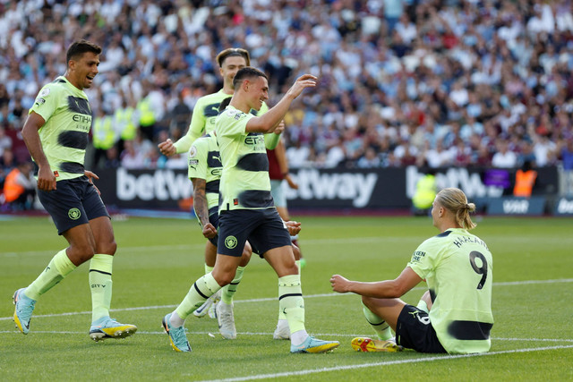 Selebrasi pemain Manchester City Erling Braut Haaland usai mencetak gol ke gawang West Ham United pada pertandingan Liga Inggris di Stadion London, London, Inggris. Foto: Peter Cziborra/REUTERS