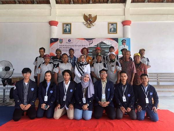 Mahasiswa KKN-T IPB membantu mewujudkan lahan pertanian yang subur melalui sosialisasi PGPR. (Istimewa)
