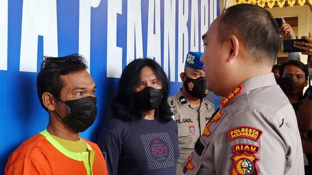 Pelaku bersama Kapolresta Pekanbaru, Kombes Pol Pria Budi (DEFRI CANDRA/SELASAR RIAU)