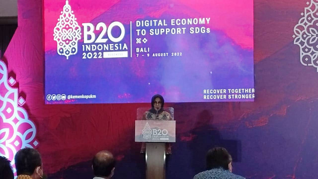 Deputi Bidang Kewirausahaan KemenKop UKM Siti Azizah memberi sambutan dalam Side Events B2O Digital Economy to Support SDGs. Foto: Ghinaa Rahmatika/kumparan
