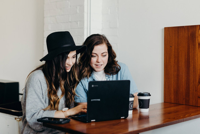 tips liburan bareng sahabat. sumber foto : unsplash/brooke agle.