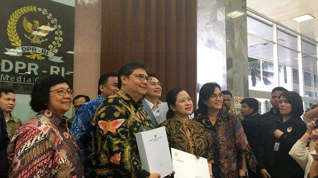 Suasana penyerahan draf RUU Cipta Kerja dari Pemerintah kepada DPR. UU Cipta Kerja dinilai oleh sebagian kalangan masyarakat sebagai salah satu undang-undang yang mengabaikan pratisipasi masyarakat. Foto: Nicha Muslimawati/kumparan