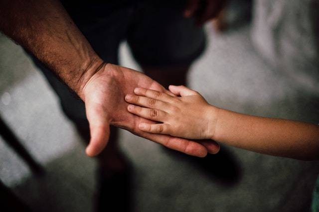 Ilustrasi mengasihi anak yatim di hari asyura. Foto: pexels.com/juanpphotoandvideo/