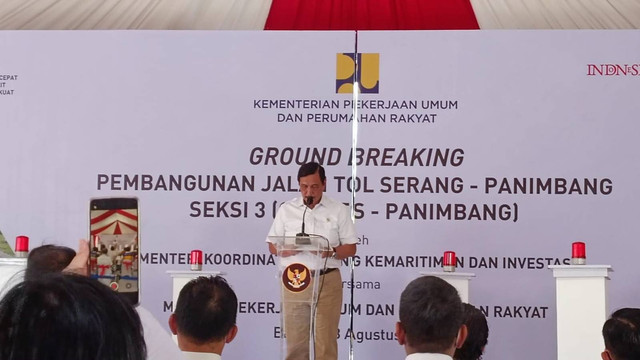 Menko Marves Luhut Panjaitan saat Groundbreaking Tol Serang-Panimbang Seksi 3 di Pandeglang (8/8/2022). Foto: Andika Ramadhan/kumparan