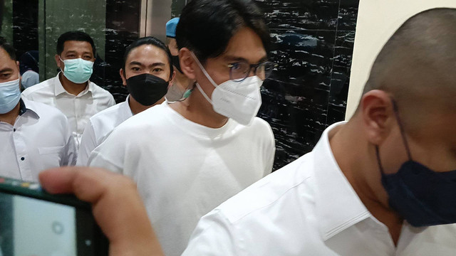 Manajer Bunga Citra Lestari, Mohammad Ikhsan Doddyansyah tersandung kasus dugaan penyalahgunaan narkotika, Polres Jakarta Barat, Senin (8/8). Foto: Giovanni/kumparan