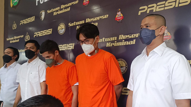 Konferensi pers kasus penyalahgunaan narkotika yang menjerat manajer Bunga Citra Lestari, Mohammad Ikhsan Doddyansyah, Polres Jakarta Barat, Senin (8/8)
 Foto: Giovanni/kumparan