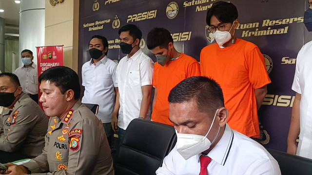Konferensi pers kasus penyalahgunaan narkotika yang menjerat manajer Bunga Citra Lestari, Mohammad Ikhsan Doddyansyah, Polres Jakarta Barat, Senin (8/8)
 Foto: Giovanni/kumparan