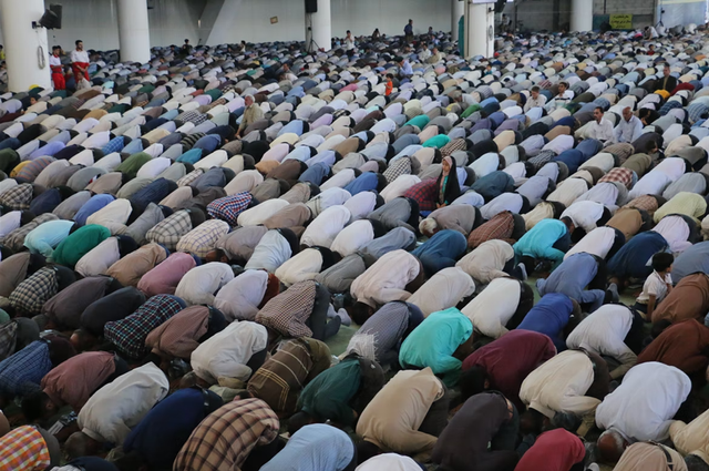 Ilustrasi salat berjamaah. Foto: Unsplash
