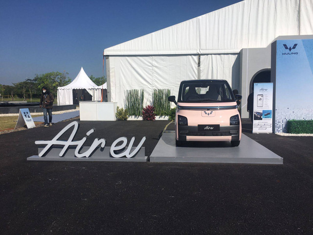 Produksi perdana mobil listrik Wuling Air ev di Indonesia. Foto: Sena Pratama/kumparanOTO