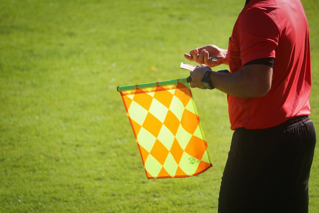 Ilustrasi linesman dalam pertandingan sepak bola. Foto: Pixabay