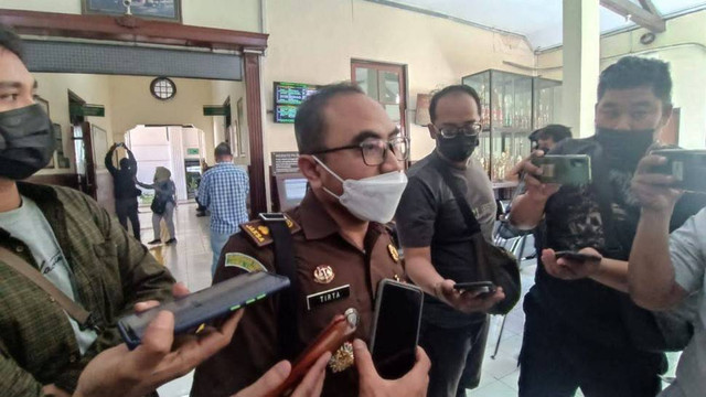 Tirta, Koordinator Bidang Pidum Kejaksaan Tinggi Jawa Timur saat memberikan keterangan kepada awak media usai sidang kasus Mas Bechi di PN Surabaya. (Foto: Zain Ahmad/jatimnow.com).
