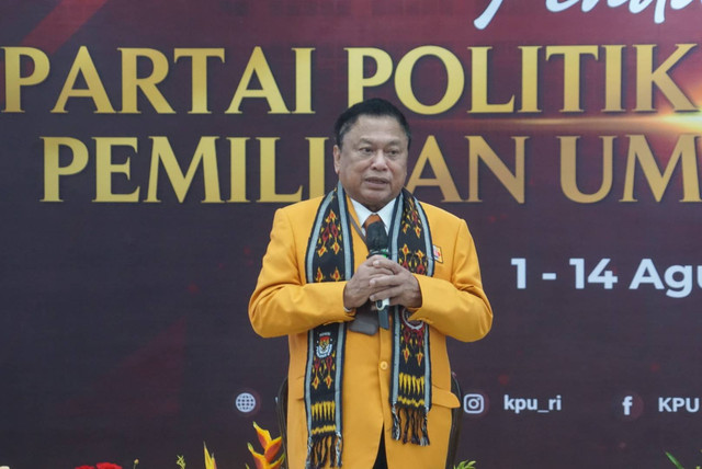 Ketum Partai Hanura Oesman Sapta Odang di Kantor KPU, Jakarta, Senin (8/8/2022). Foto: Iqbal Firdaus/kumparan
