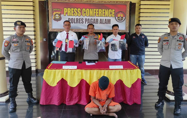 Kapolres Pagar Alam, AKBP Arif Harsono dan jajaran saat gelar perkara kasus yang menjerat Riki Susanto. (ist)