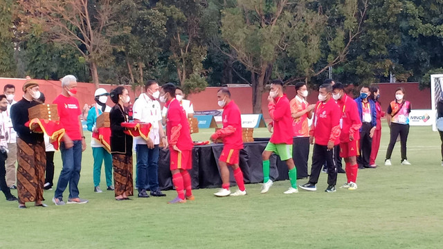 Pemain timnas sepak bola cerebral palsy (CP) Indonesia menerima medali perak ASEAN Para Games 2022 di Stadion UNS, Solo, Jumat (05/08/2022). FOTO: Agung Santoso
