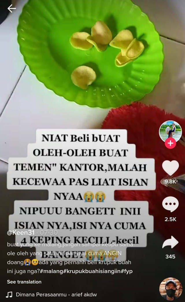 Unggahan kekecewaan salah satu wisatawan setelah membuka bungkus kemasan oleh-oleh keripik buah dengan isi hanya enam iris dari salah satu oknum pedagang curang di Kota Batu. Foto: tangkapan layar akun TikTok @khoiriah.14