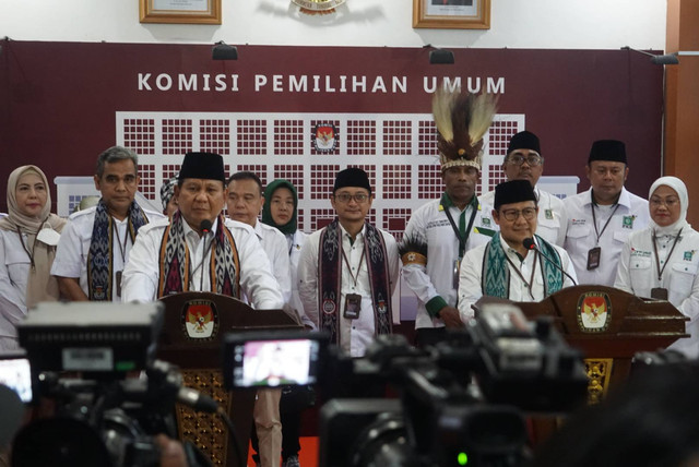 Potret Prabowo dan Cak Imin Daftar Pemilu 2024 ke KPU. Foto: Iqbal Firdaus/kumparan