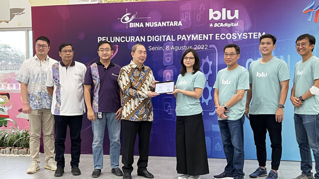 CEO of Bina Nusantara Bernard Gunawan saat melakukan penandatanganan MoU blu by BCA Digital, Senin (8/8/2022). Foto: Humas Bina Nusantara