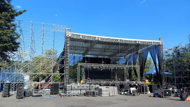 Panggung konser Dream Theater dibangun di Stadion Manahan Solo, Senin (08/08/2022). FOTO: Fernando Fitusia