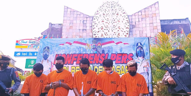 Pelaku jambret wisatawan mancanegara di wilayah Kuta saat dipajang polisi di Tugu Peringatan Bom Bali. Foto: Denita br Matondang/Kumparan