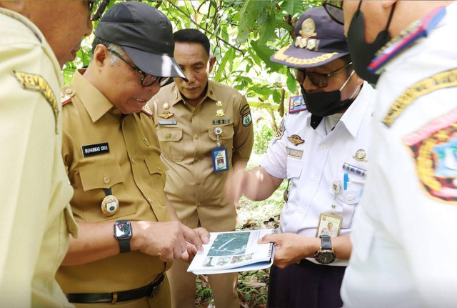 Sekretaris Daerah Sulawesi Barat Muhammad Idris meninjau lahan untuk pembangunan bandara perintis di Kabupaten Polewali Mandar. Foto: Dok. Humas Pemprov Sulbar