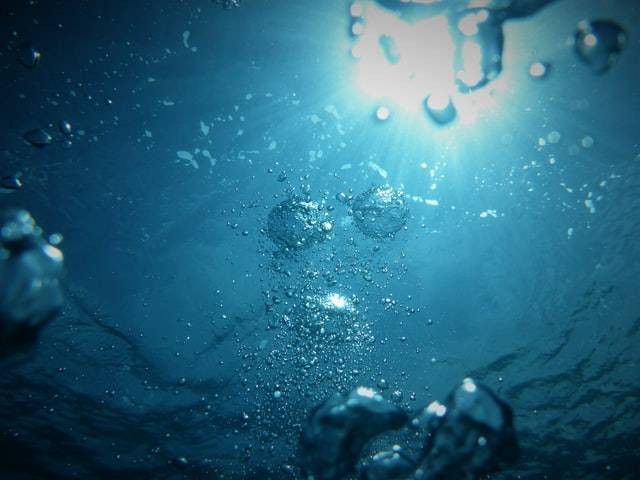 illustrasi puisi tentang air. sumber: unsplash.com