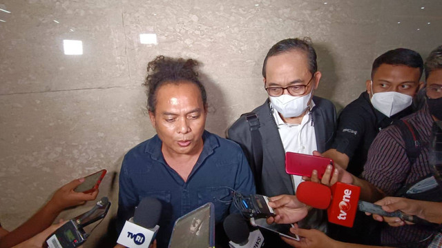 Kuasa Hukum Bharada E, Deolipa Yumara di Gedung Bareskrim Polri, Senin (8/8). Foto: Zamachsyari/Kumparan