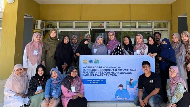 Dosen Universitas Syiah Kuala (USK) melatih 19 relawan Panti Asuhan Yayasan Kesejahteraan Masyarakat Aceh (Yakesma) di Gampong Kajhu, Baitussalam, Aceh Besar, terkait psikologis dan komunikasi efektif. Foto: Dok. Rizanna 