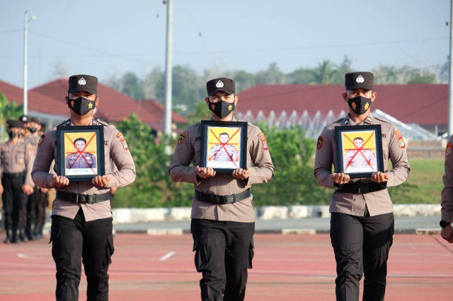 Upacara pemecatan tidak hormat anggota polda kaltara. Foto: Dok. polda kaltara