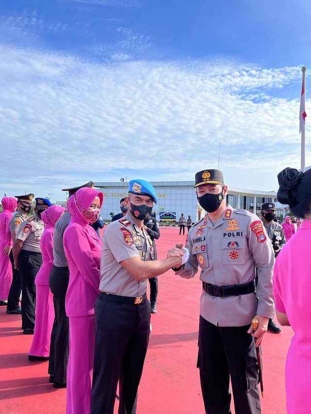 Kapolda Kaltara Irjen Daniel Adityajaya (kanan), hadar di upacara pemecatan tidak hormat anggota polda Kaltara. Foto: Dok. polda kaltara