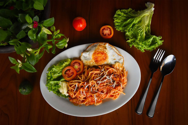 Ilustrasi gambar kuliner malam Surabaya dekat Tunjungan Plaza. Unsplash.com