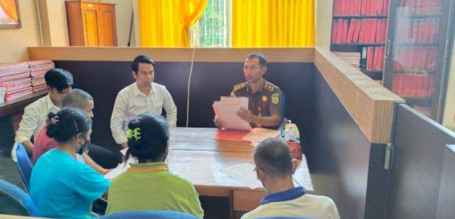 Keterangan foto:Kasat Reskrim Polres Kupang Iptu Lufthi D Aditya ketika melakukan tahap II, Senin (08/08).