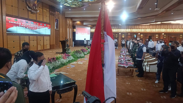 15 eks anggota Jama'ah Islamiyah Jatim berikrar kembali setia kepada NKRI dan Pancasila di Gedung Hayam Wuruk, Kantor Gubernur Jawa Timur, Senin (8/8/2022). Foto: Farusma Okta Verdian/kumparan