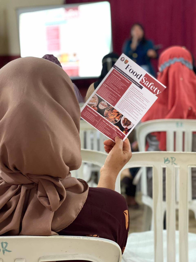 Ilga Galuh Permatasari, mahasiswi Prodi Teknologi Pangan melakukan sosialisasi tentang pentingnya penerapan keamanan pangan pada produksi para pegiat UMKM. (Sumber: Dokumentasi Pribadi)