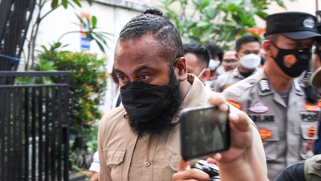 Bripka Matius Marey berjalan memasuki ruangan untuk dimintai keterangan di Kantor Komnas HAM, Jakarta, Selasa (26/7/2022). Foto: M Risyal Hidayat/ANTARA FOTO