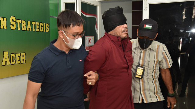 Tim Tangkap Buronan (Tabur) Kejaksaan Tinggi (Kejati) Aceh menangkap seorang DPO berinisial TZ (45), yang berhasil melarikan diri sejak putusan pengadilan pada 2016 lalu atas kasus narkotika. Foto: Humas Kejati Aceh