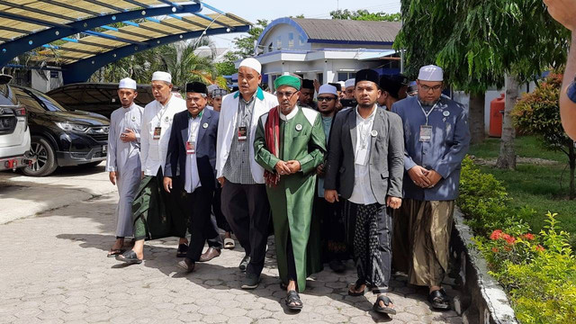 Ketua Umum Partai Adil Sejahtera (PAS) Aceh Teungku Bulqaini (berjalan di depan) saat tiba di Kantor KIP Aceh untuk mendaftar PAS Aceh sebagai partai politik (parpol) lokal calon peserta Pemilu 2024, Senin (8/8/2022). Foto: Habil Razali/acehkini