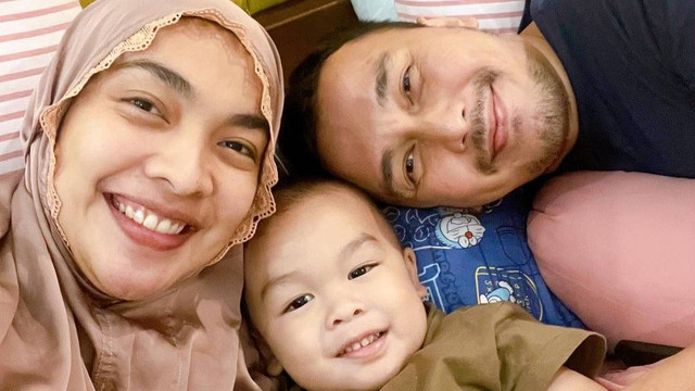 Keluarga Tika Bravani. Foto: Instagram/@tikabravani