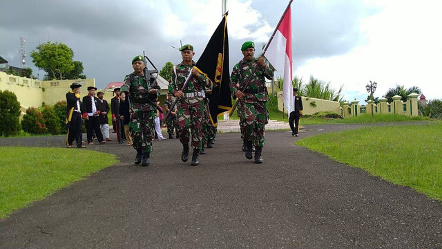 Prajurit TNI saat membawa Pataka Goheba Dopolo Romdidi dari Kadato Kesultanan Ternate. Foto: Istimewa