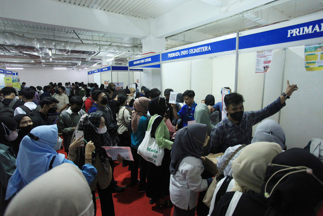 Sejumlah pencari kerja mencari informasi pekerjaan pada acara "Jakarta Job Fair" di Thamrin City, Jakarta, Selasa (9/8/2022). Foto: Reno Esnir/Antara Foto